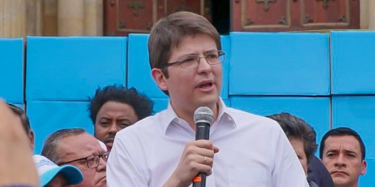 Miguel Uribe en campaña política en Bogotá
