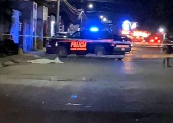 Cuerpo sin vida de un hombre en el suelo en La Guadalupana, Cancún