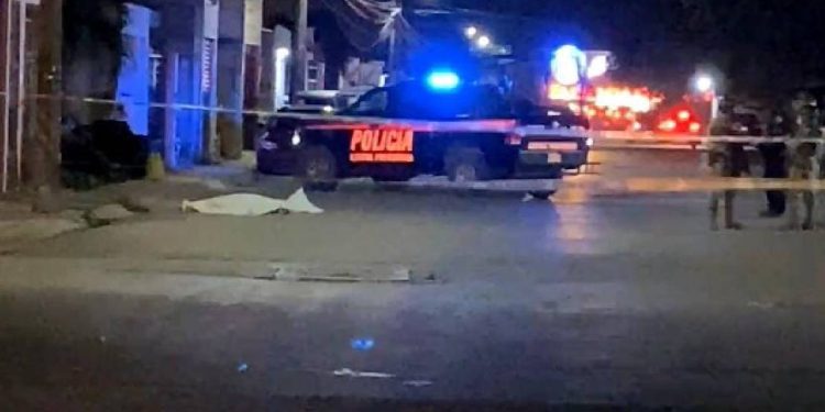 Cuerpo sin vida de un hombre en el suelo en La Guadalupana, Cancún