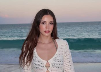 Marianne Gonzaga posando en la playa con mirada relajada