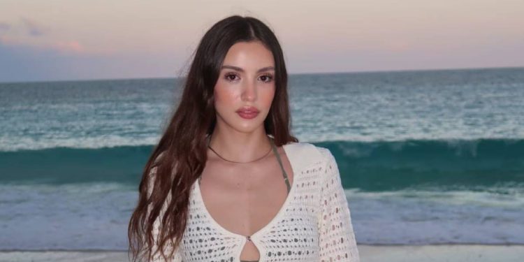Marianne Gonzaga posando en la playa con mirada relajada