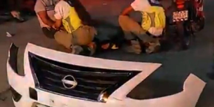Protección Civil atiende a motociclista arrollada por taxi en Villas del Sol