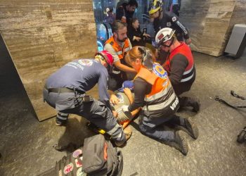 Paramédicos atienden a personas lesionadas tras caída de elevador en Plaza Mítikah