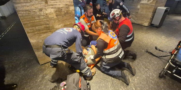 Paramédicos atienden a personas lesionadas tras caída de elevador en Plaza Mítikah