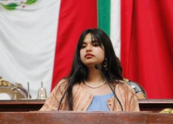 Joven en CDMX en el estrado regañando a diputados