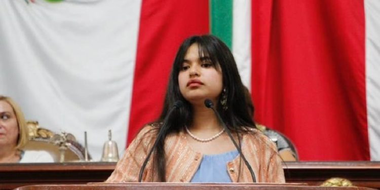 Joven en CDMX en el estrado regañando a diputados