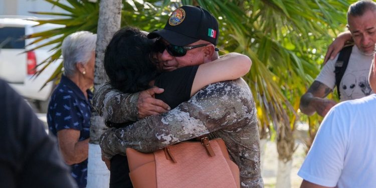 Rescatan a dos capitanes de Quintana Roo perdidos en el Golfo de México