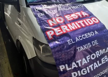 Taxistas en aeropuerto de Cancún exigen igualdad para plataformas