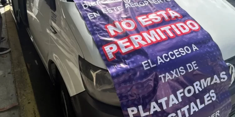 Taxistas en aeropuerto de Cancún exigen igualdad para plataformas