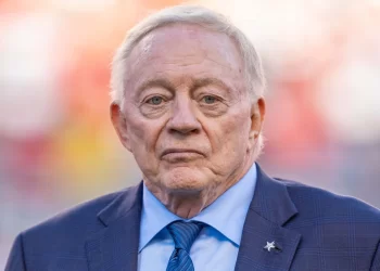 Jerry Jones preocupado por la situación de Micah Parsons