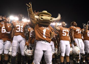 Jugadores de Texas Longhorns celebran su liderazgo en el Top 25 de pretemporada AP 2025.