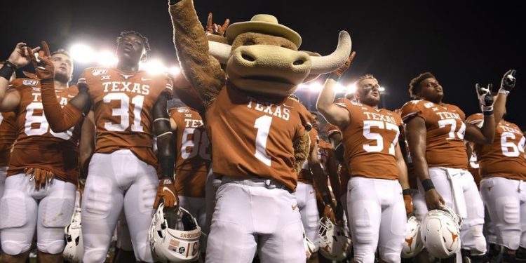 Jugadores de Texas Longhorns celebran su liderazgo en el Top 25 de pretemporada AP 2025.