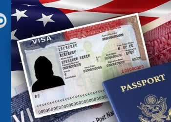Visa americana y pasaporte estadounidense sobre fondo de bandera de EE.UU.