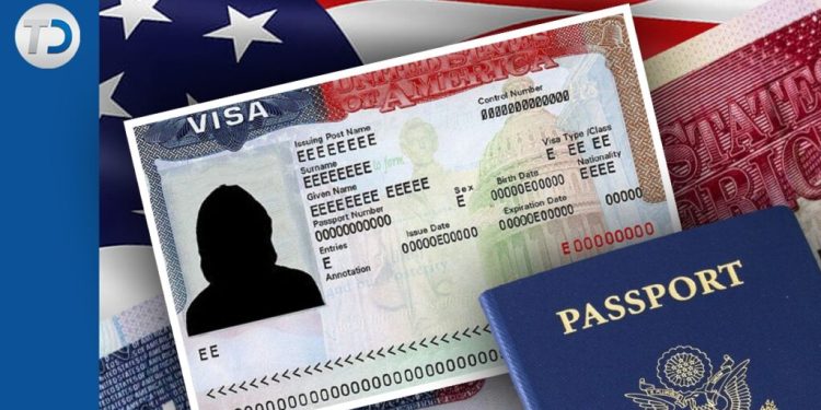 Visa americana y pasaporte estadounidense sobre fondo de bandera de EE.UU.