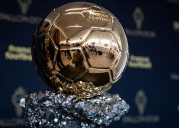 Trofeo del Balón de Oro frente a fondo institucional de France Football