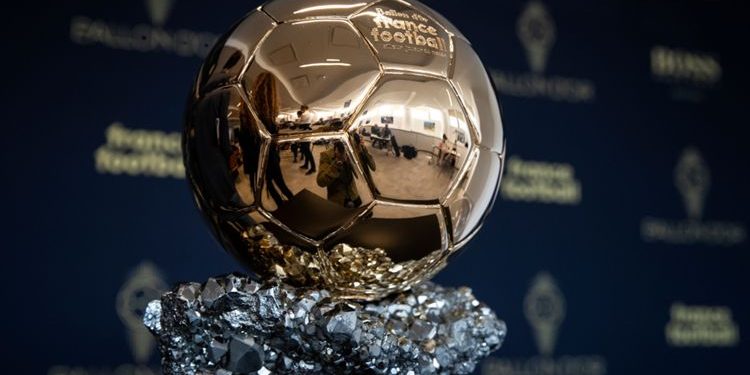 Trofeo del Balón de Oro frente a fondo institucional de France Football