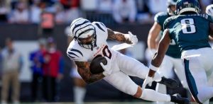 Jugador de Cincinnati Bengals avanza con el balón mientras es defendido por Philadelphia Eagles en la pretemporada NFL 2025.