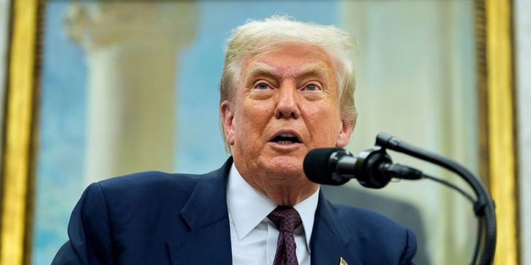 Trump propone arancel del 100% a chips y semiconductores