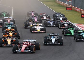 Salida de carrera de Fórmula 1 con todos los monoplazas alineados al inicio de la pista en la temporada 2025.