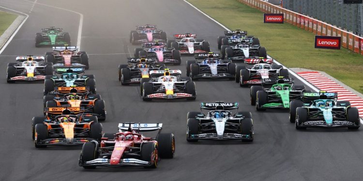 Salida de carrera de Fórmula 1 con todos los monoplazas alineados al inicio de la pista en la temporada 2025.