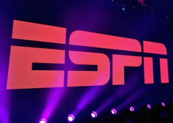 Logo de ESPN iluminado en escenario, relacionado con la adquisición de NFL Network y RedZone