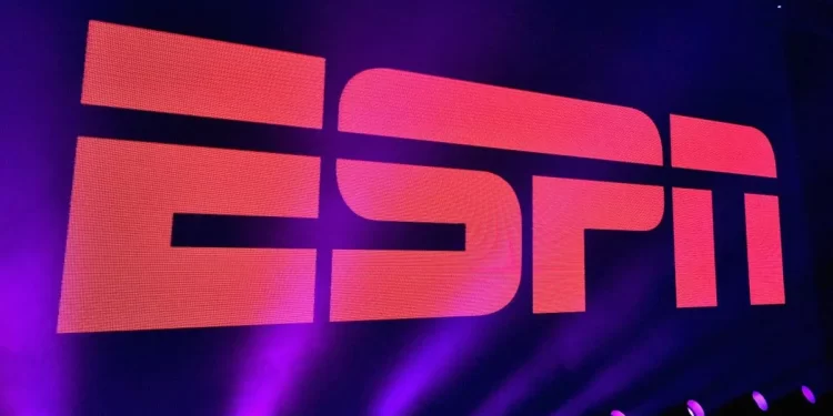 Logo de ESPN iluminado en escenario, relacionado con la adquisición de NFL Network y RedZone