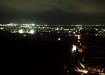 Vista nocturna de Cancún durante apagón parcial en varias zonas.