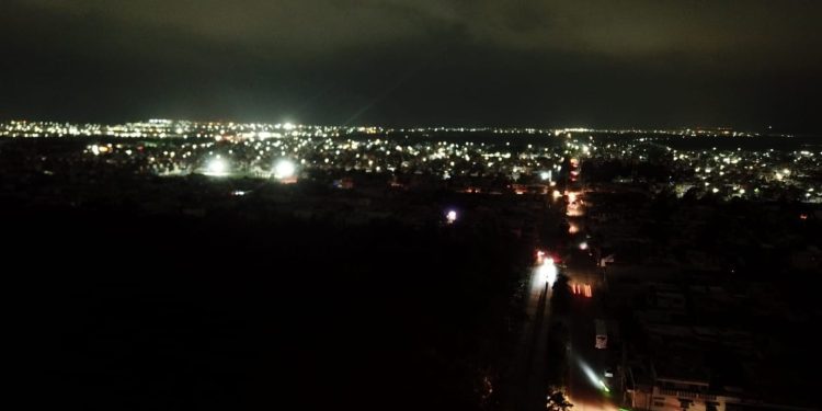 Vista nocturna de Cancún durante apagón parcial en varias zonas.