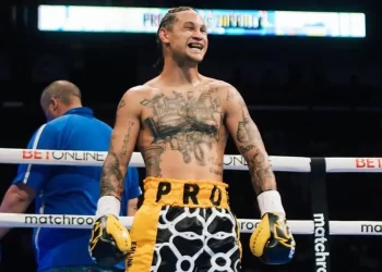Regis Prograis sonríe tras combate en el ring
