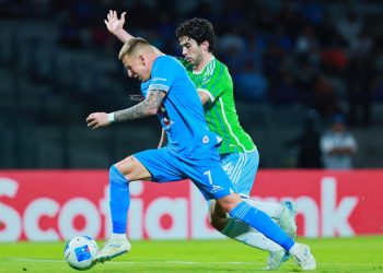 Jugadores de Seattle Sounders y Cruz Azul disputan el balón en Leagues Cup 2025