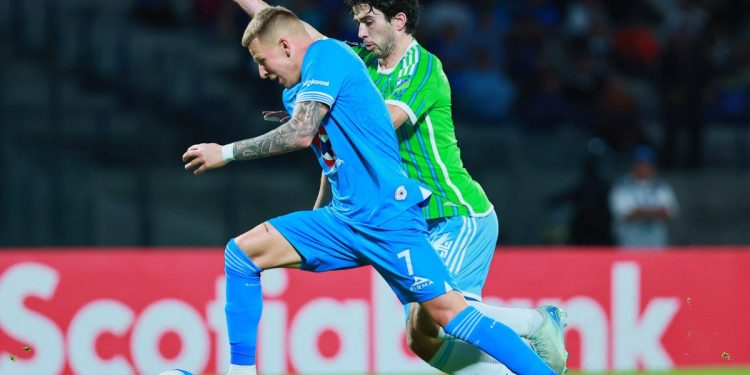 Jugadores de Seattle Sounders y Cruz Azul disputan el balón en Leagues Cup 2025