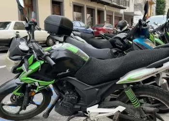 Motociclistas haciendo fila para reemplacar en Cancún