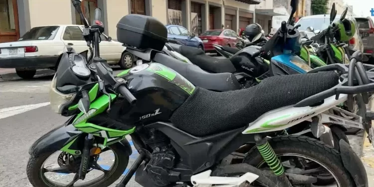Motociclistas haciendo fila para reemplacar en Cancún