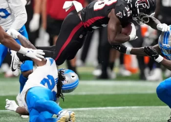 Jugada del partido entre Lions y Falcons que terminó con la cancelación del juego por la lesión de Morice Norris.
