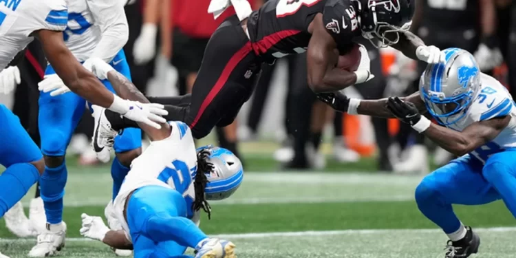Jugada del partido entre Lions y Falcons que terminó con la cancelación del juego por la lesión de Morice Norris.