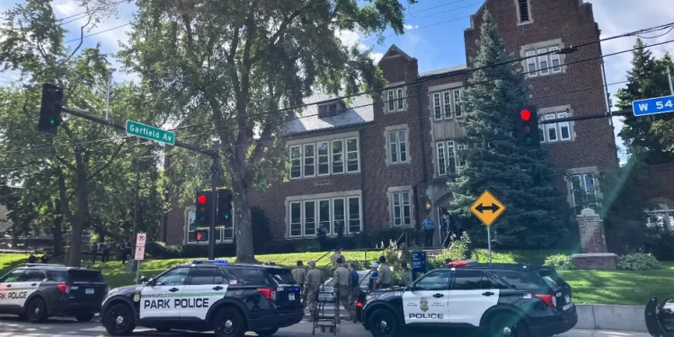 Tirador ataca escuela católica en Minnesota, EU
