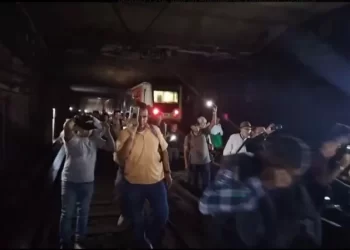 Retiran a pasajeros de la Línea 2 del Metro en el tramo entre Zócalo y Pino Suárez.