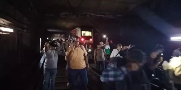 Retiran a pasajeros de la Línea 2 del Metro en el tramo entre Zócalo y Pino Suárez.