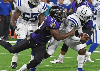 Jugador de Baltimore Ravens captura al mariscal de campo de Indianapolis Colts durante la pretemporada NFL 2025.