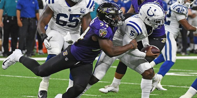 Jugador de Baltimore Ravens captura al mariscal de campo de Indianapolis Colts durante la pretemporada NFL 2025.