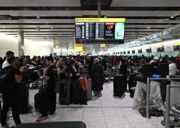 Pasajeros abarrotan mostradores de check-in tras ciberataque en aeropuerto europeo