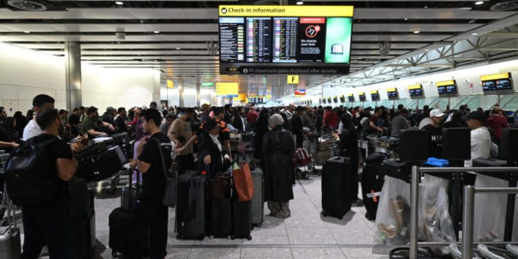 Pasajeros abarrotan mostradores de check-in tras ciberataque en aeropuerto europeo