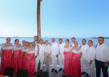 Ana Paty Peralta reconoce a la Compañía Municipal de Coro en Cancún