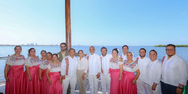 Ana Paty Peralta reconoce a la Compañía Municipal de Coro en Cancún