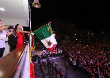 Ana Paty Peralta, dirigió la ceremonia del 215 Aniversario del Grito de Independencia, en la Plaza de la Reforma