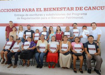 Ana Paty Peralta y la gobernadora, Mara Lezama entregan 303 escrituras a cancunenses