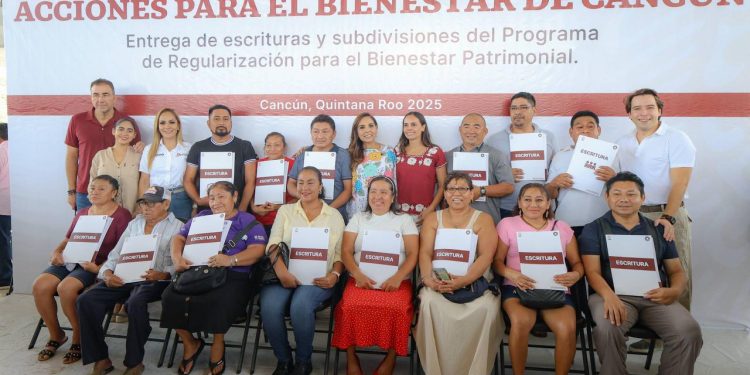Ana Paty Peralta y la gobernadora, Mara Lezama entregan 303 escrituras a cancunenses