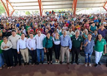 Ana Paty Peralta, entregó credenciales a mil 200 afiliados a la Unión de Tianguistas y Comerciantes Ambulantes del Estado de Quintana Roo A.C