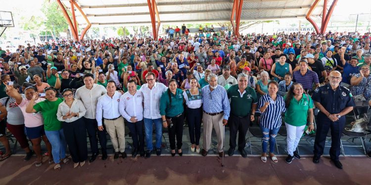 Ana Paty Peralta, entregó credenciales a mil 200 afiliados a la Unión de Tianguistas y Comerciantes Ambulantes del Estado de Quintana Roo A.C