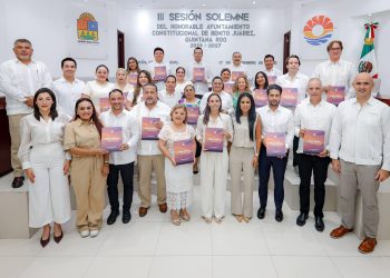 Ana Paty Peralta, hizo entrega del libro oficial de su Primer Informe de Gobierno